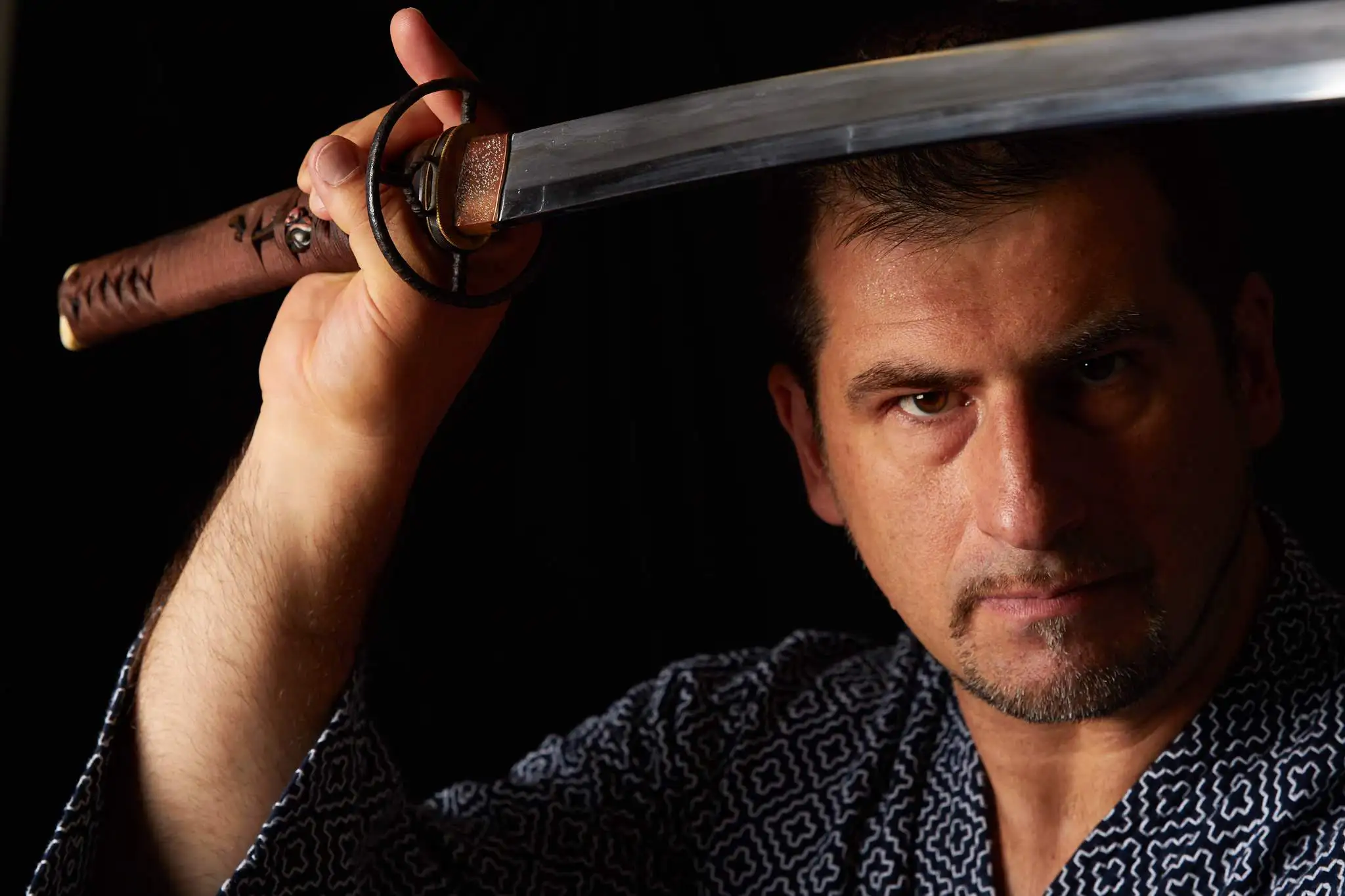 Roberto Granati durante la pratica della spada