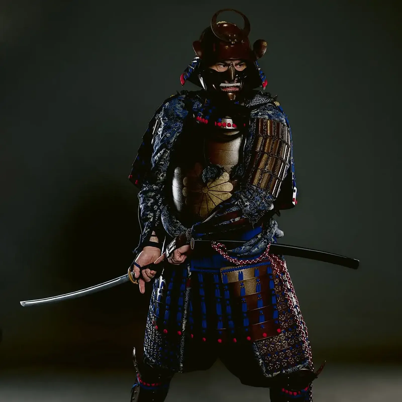 Samurai in armatura con katana
